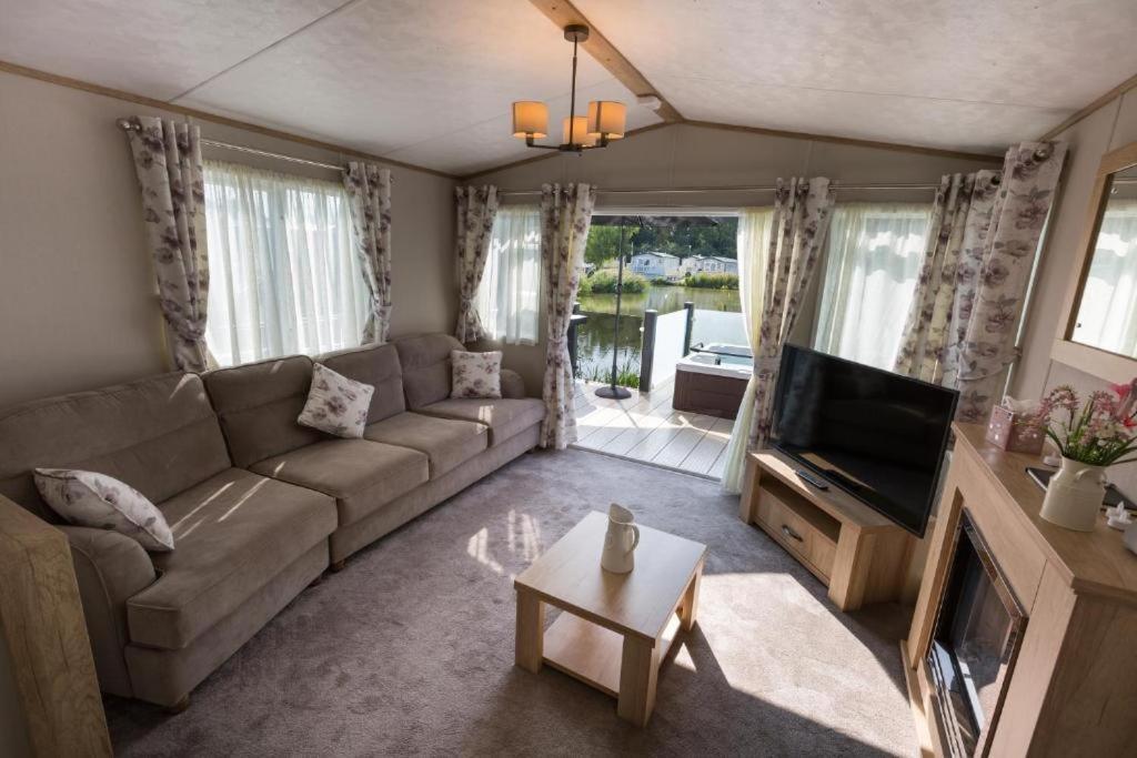 Mallard Lake South Cerney Exterior foto