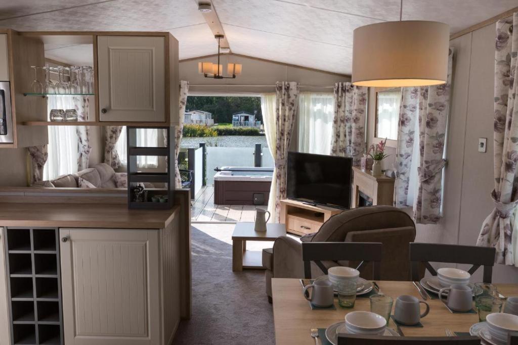 Mallard Lake South Cerney Exterior foto